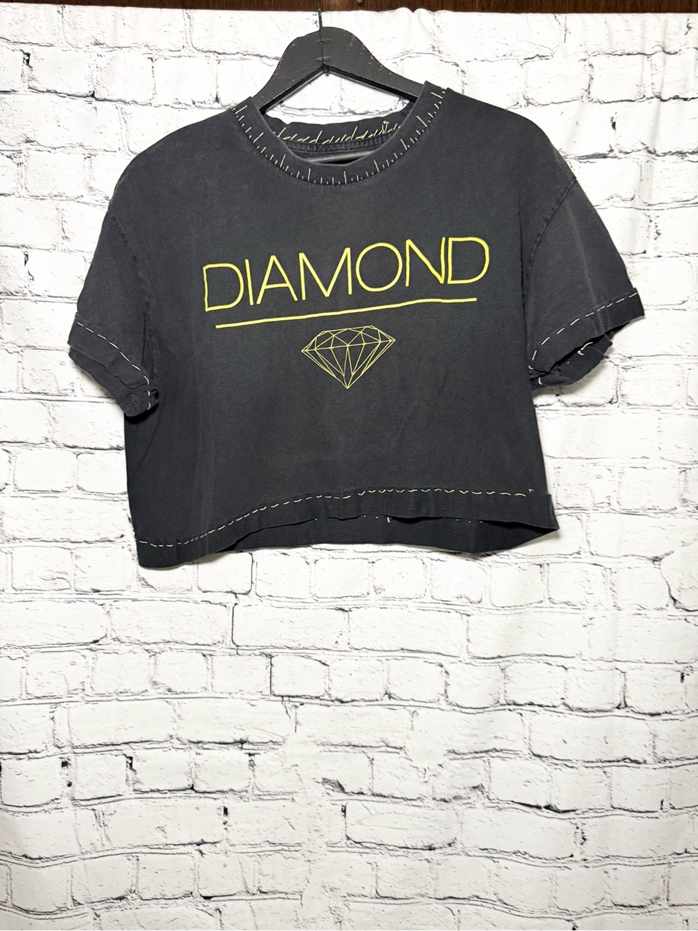 DIAMOND Graphic Cropped Tee in Black with Yellow Logo. Size L
